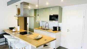 Full-size fridge, microwave, oven, stovetop