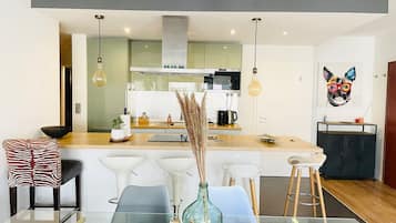 Full-size fridge, microwave, oven, stovetop