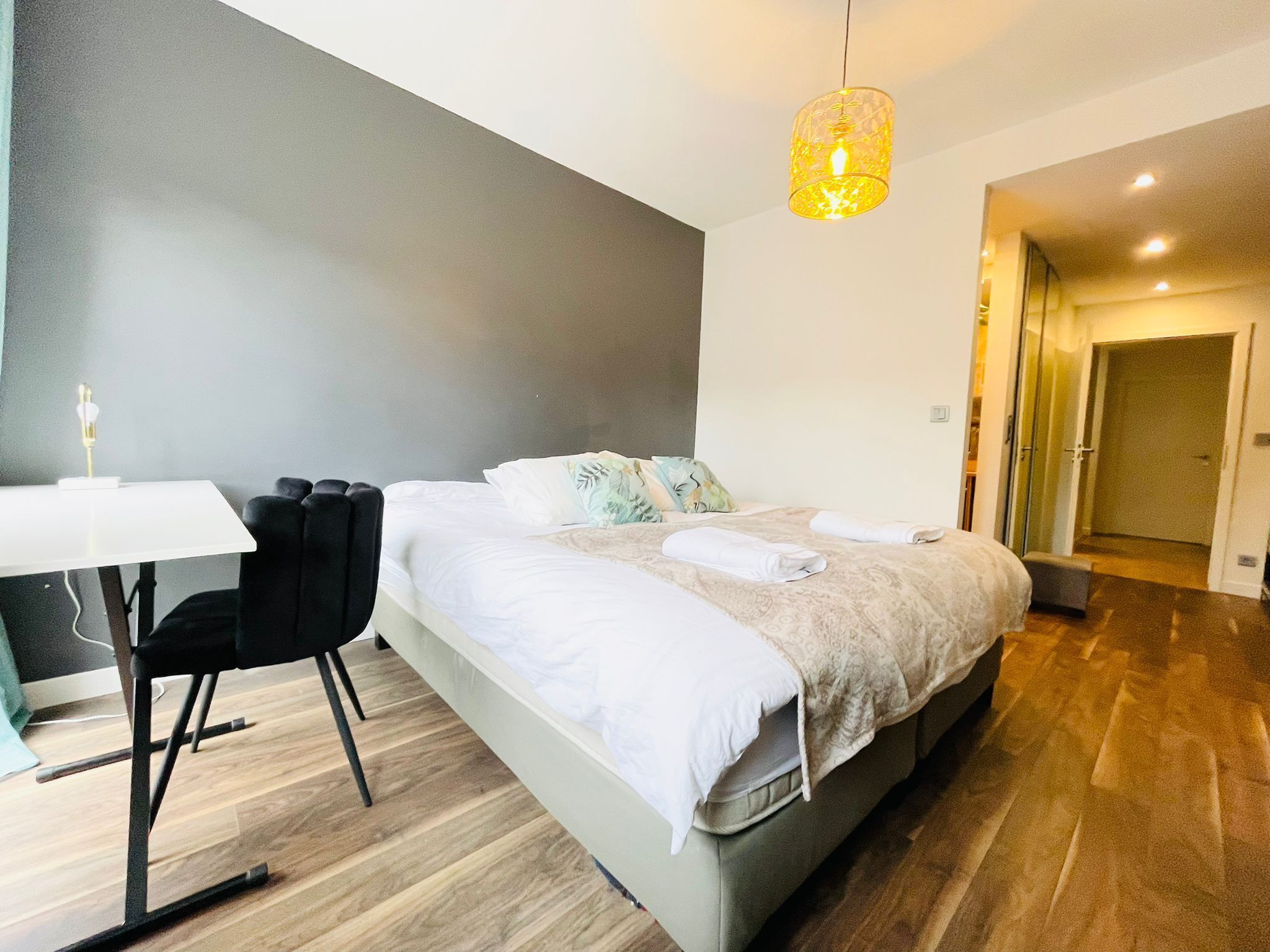 2 ห้องนอน, โต๊ะทำงาน, เตารีด/โต๊ะรีดผ้า, Wi-Fi ฟรี