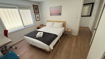 1 slaapkamer, een strijkplank/strijkijzer, wifi, beddengoed