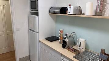 Een koelkast, een magnetron, een koffiezetapparaat/waterkoker