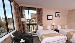 1 slaapkamer, een kluis op de kamer, een bureau