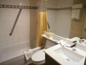 Een haardroger, handdoeken, zeep, shampoo