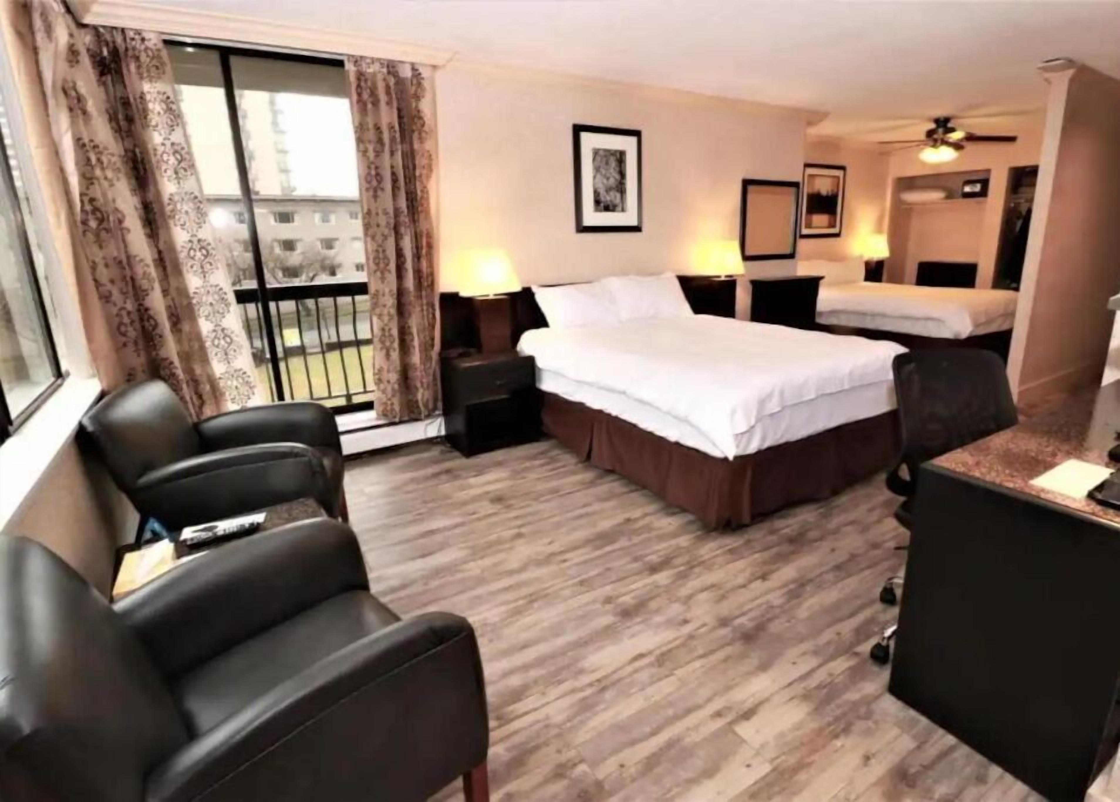 1 slaapkamer, een kluis op de kamer, een bureau