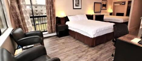 1 slaapkamer, een kluis op de kamer, een bureau