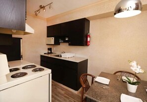 Een koelkast, een magnetron, een oven, een kookplaat