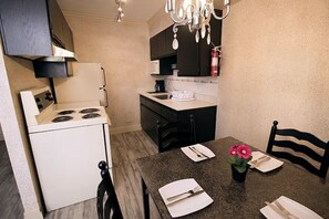 Een koelkast, een magnetron, een oven, een kookplaat