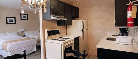 Een koelkast, een magnetron, een oven, een kookplaat