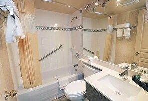 Een haardroger, handdoeken, zeep, shampoo