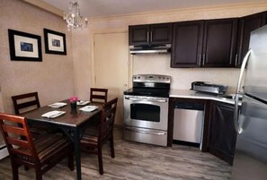 Een koelkast, een magnetron, een oven, een kookplaat