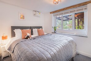 10 bedrooms, individually decorated, individually furnished, free WiFi - The Waterfall Retreat (Penrith)