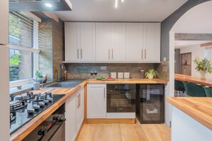 Geladeira, lava-louças, chaleira elétrica, torradeira