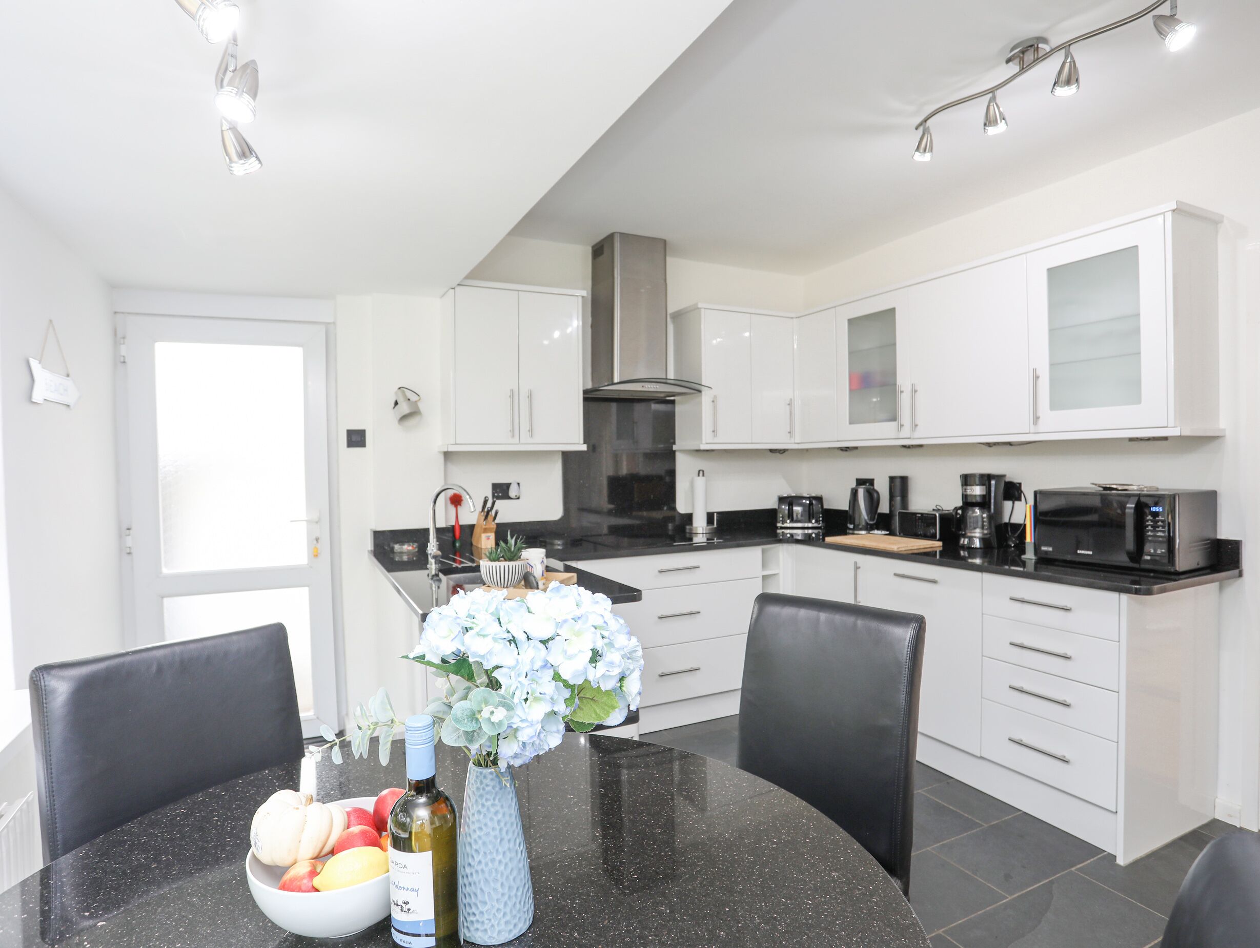 Kylskåp, diskmaskin, vattenkokare och brödrost