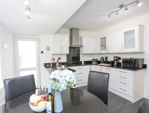 Kühlschrank, Geschirrspüler, Wasserkocher, Toaster