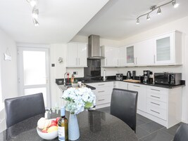 Frigorífico, lavavajillas, hervidor eléctrico y tostadora