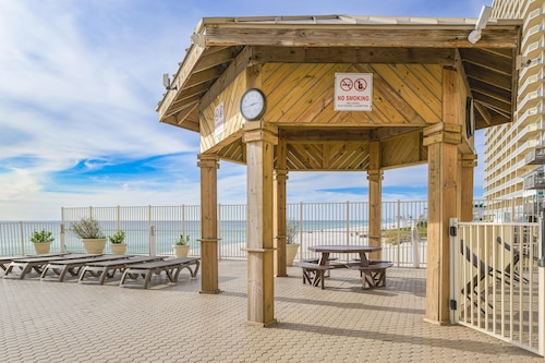 ~8th Floor Beautifully Updated Beachfront 2B/2B W/FREE Beach Chairs/Umbrella~