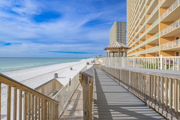 On the beach - ~8th Floor Beautifully Updated Beachfront 2B/2B W/FREE Beach Chairs/Umbrella~ (Panama City Beach)