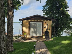 Property grounds - Super spacious cabin. Simple layout and great views overlooking the lake! (Faribault)