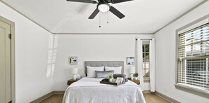 3 habitaciones, escritorio y tabla de planchar con plancha
