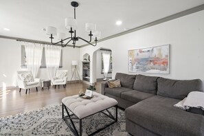 Smart TV, books - Stunning Midtown 3 BR Near Expo and Downtown (Tulsa)