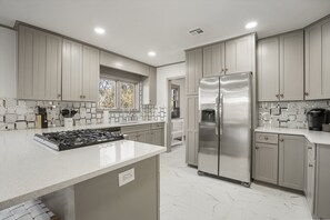 Fridge, microwave, oven, stovetop - Stunning Midtown 3 BR Near Expo and Downtown (Tulsa)