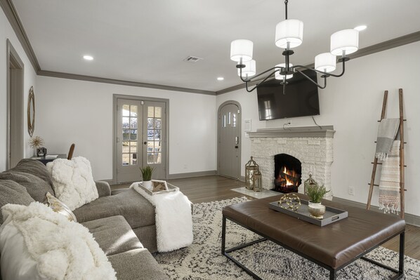 Smart TV, books - Stunning Midtown 3 BR Near Expo and Downtown (Tulsa)