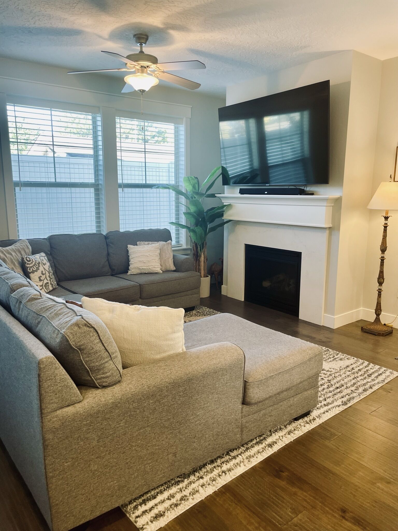 Adorable townhouse in Sandy! Close to shopping, skiing and fine dining!