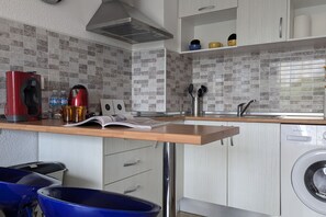 Mikrobølgeovn, ovn, kokeplater og kaffetrakter/tekoker