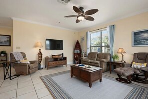 Smart TV - Luxurious 2 bedroom 2 bath condo,walk to the beach (South Padre Island)