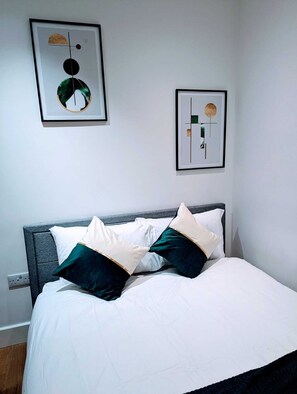 2 chambres, fer et planche à repasser, Wi-Fi, draps fournis