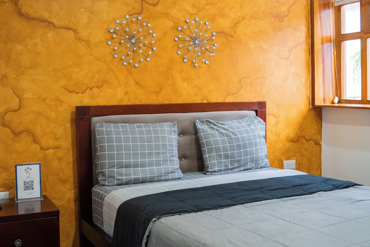 Habitación Confort | Decoración personalizada, muebles diferentes y cortinas blackout