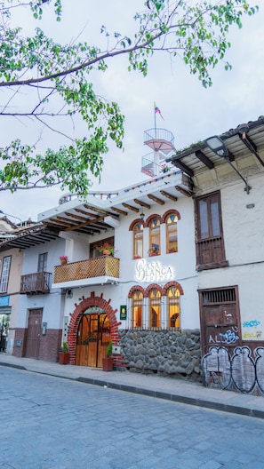 Un edifici amb un cartell que diu "Casa Blanca Cuenca".