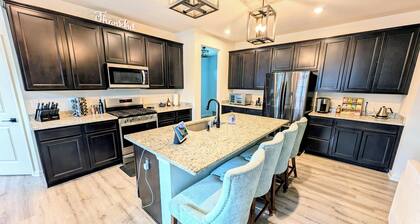 Cozy and Spacious home near Ruoff, Grand Park, Conner Prairie & Clay Terrace