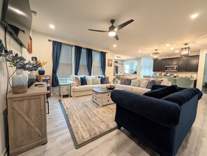 Smart TV - Cozy and Spacious home near Ruoff, Grand Park, Conner Prairie & Clay Terrace (Noblesville)