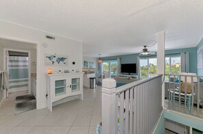 Smart-TV, Bücher, Stereoanlage