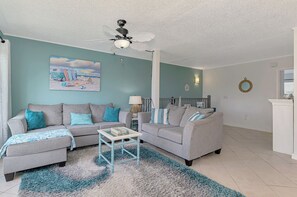 Smart TV, books, stereo - Gulf views!  Quiet Canal Front Oasis-2 BR/1 bath-Htd pool with SUP+Kayak! 
 (Sarasota)