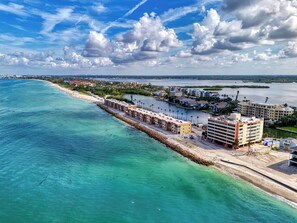 Sun-loungers, beach towels - Gulf views!  Quiet Canal Front Oasis-2 BR/1 bath-Htd pool with SUP+Kayak! 
 (Sarasota)