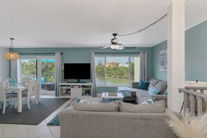 Smart TV, books, stereo - Gulf views!  Quiet Canal Front Oasis-2 BR/1 bath-Htd pool with SUP+Kayak! 
 (Sarasota)