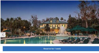 Huge three bedroom waking distance to the beach, shopping and dining