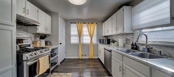 Cozy Downtown Retreat: Hot Tub, Theater, Shuffleboard, Mini Golf, Games, Dogs OK