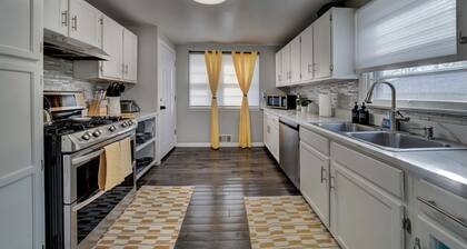 Cozy Downtown Retreat: Hot Tub, Theater, Shuffleboard, Mini Golf, Games, Dogs OK