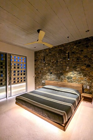 5 chambres, coffres-forts dans les chambres, bureau