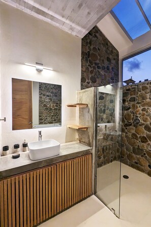 Dusche, umweltfreundliche Kosmetikartikel, Haartrockner, Bidet