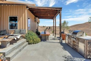 Outdoor dining - Amazing Retreat in Vineyard Estate (Paso Robles)