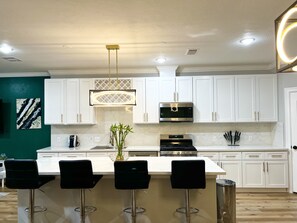 Private kitchen - Modern 4BR: Close to Medical Center, NRG, Downtown (Houston)