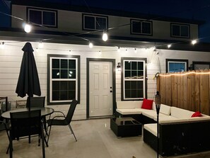 Outdoor dining - Modern 4BR: Close to Medical Center, NRG, Downtown (Houston)