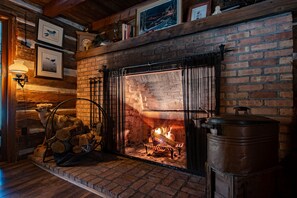 Fireplace - Uncle Tom's 3BDR Cabin For Nature Lover (Grayling)