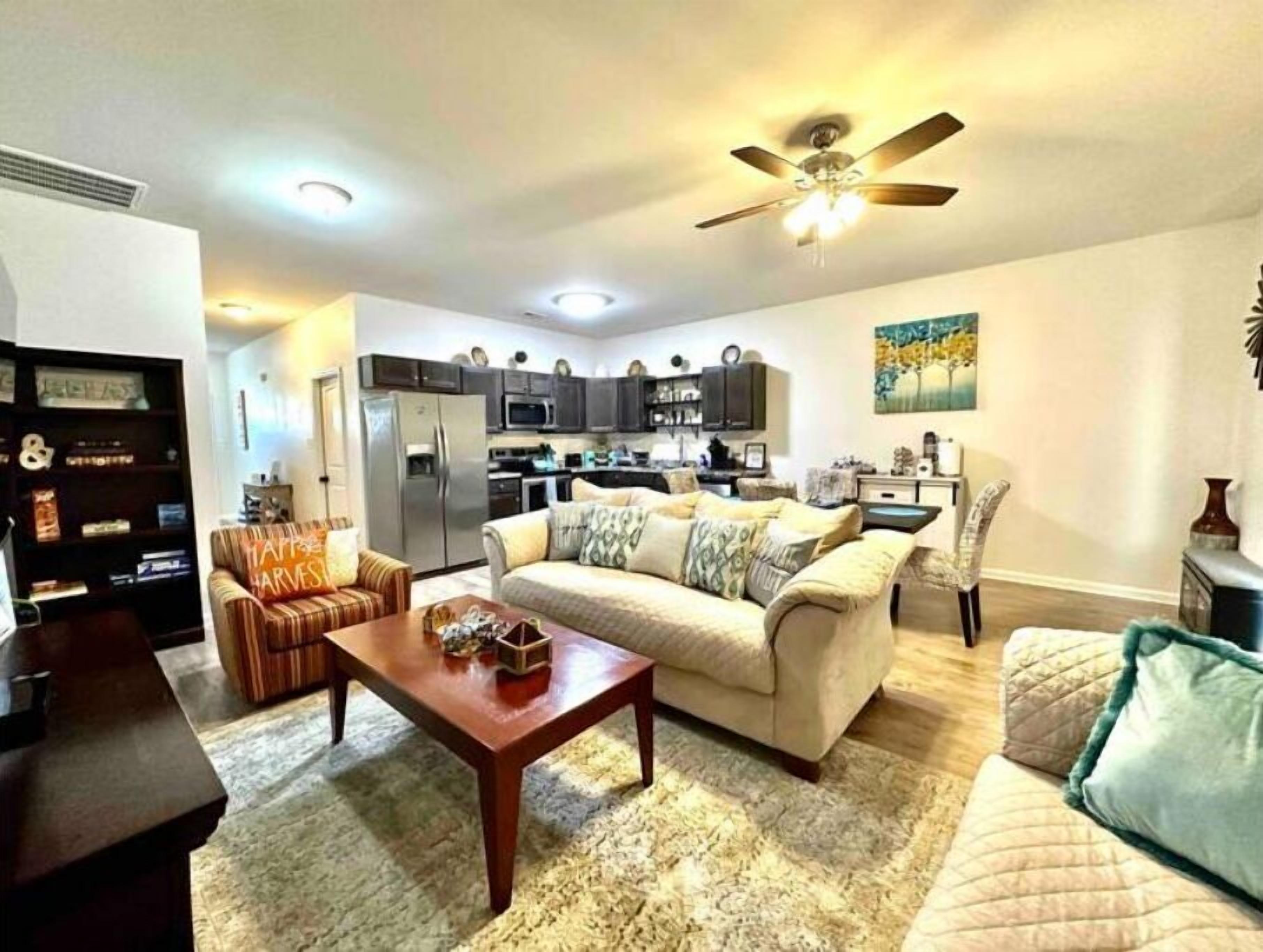 Spacious Townhouse minutes from Shopping and Base