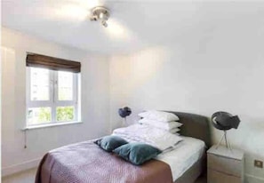 1 habitación, tabla de planchar con plancha, cuna de viaje y wifi