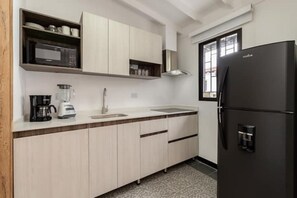 Fridge, microwave, coffee/tea maker, cookware/dishes/utensils - Ashtonishing loft with A/C n Wi-Fi (Medellín)